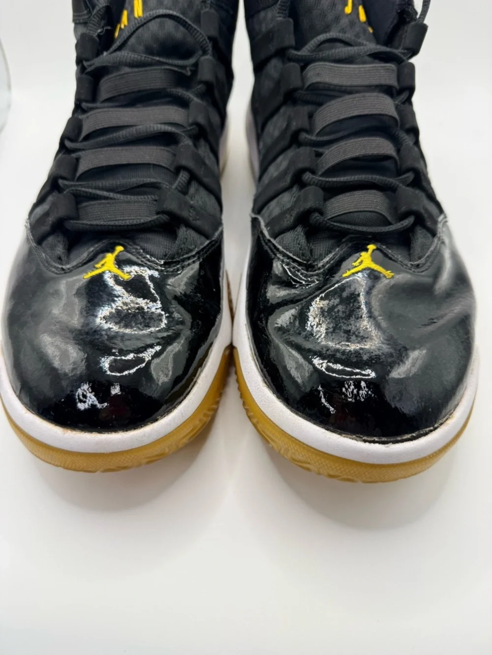 NIKE JORDAN Max Aura Men’s Black University Gold White Athletic Sneakers Sz 11.5